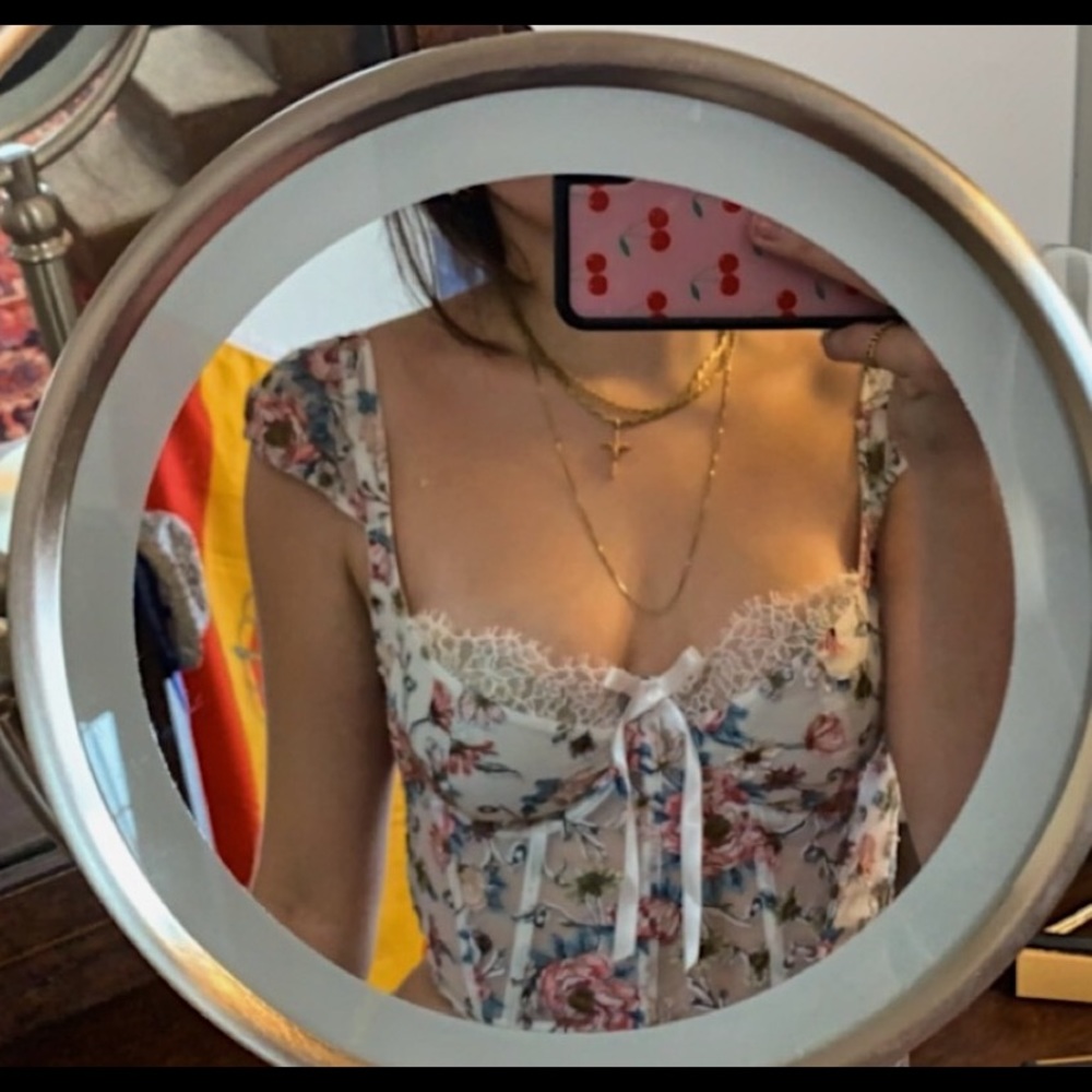 Trendy Victoria’s Secret corset